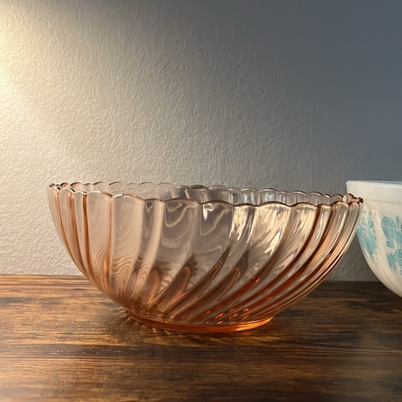 Vintage Arcoroc France pink rosaline swirl 9” glass serving bowl - Picture 4 of 5